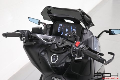 YAMAHA TMAX 560 - Akrapovic - Full Options -